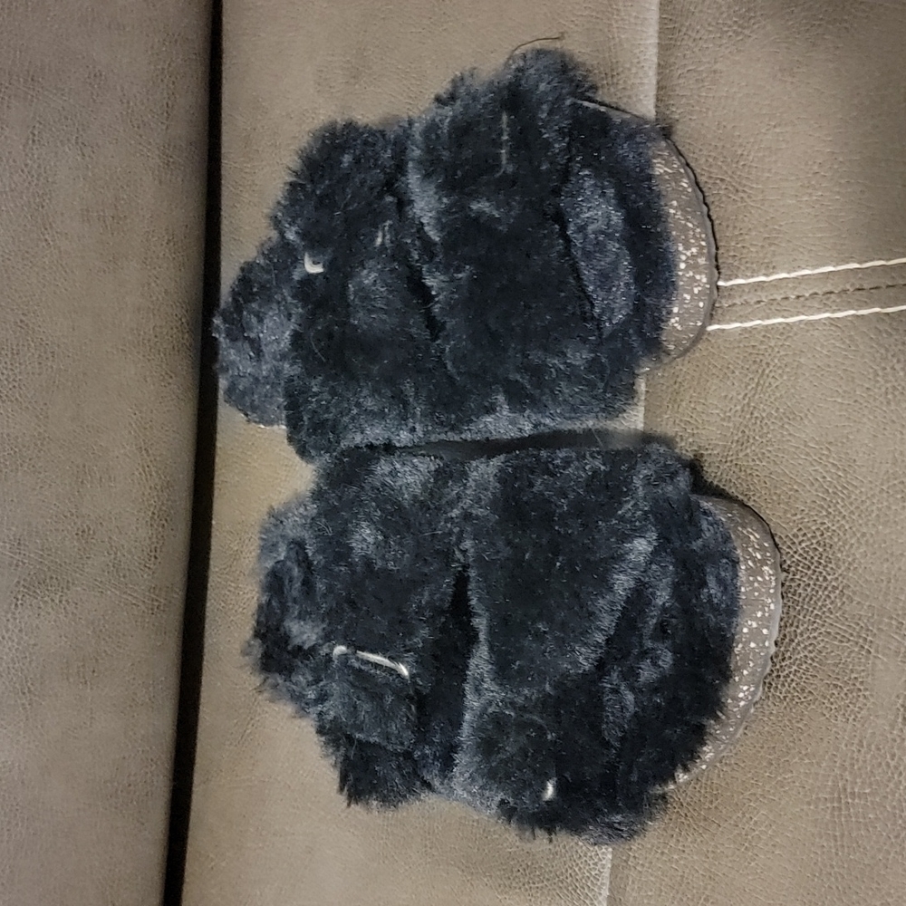 Maurices size 11 fuzzy sandals black